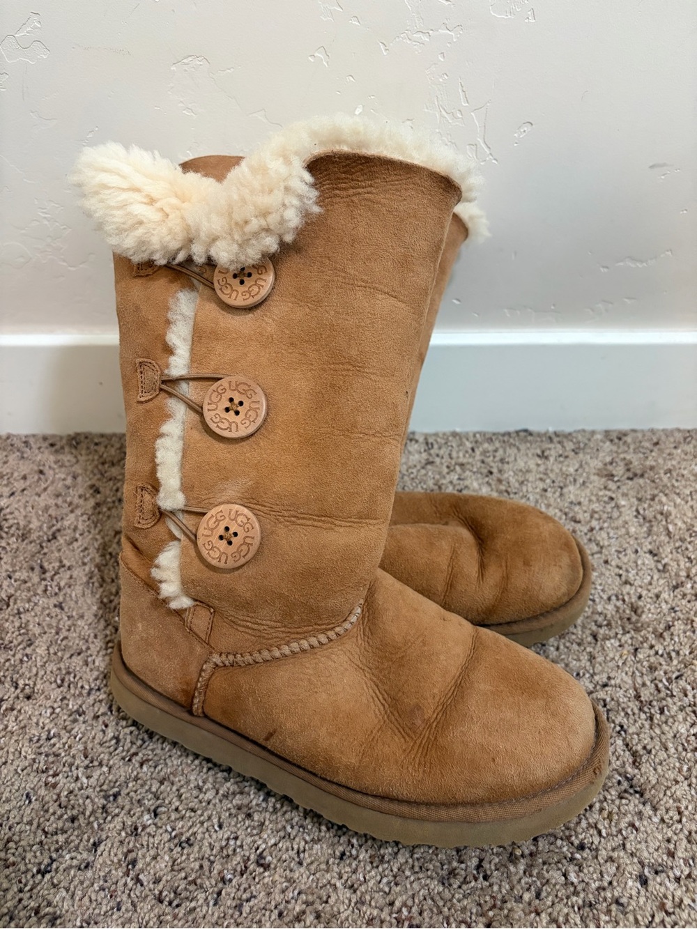 UGG Australia Bailey Button Triplet 1873 Chestnut Brown Size 7